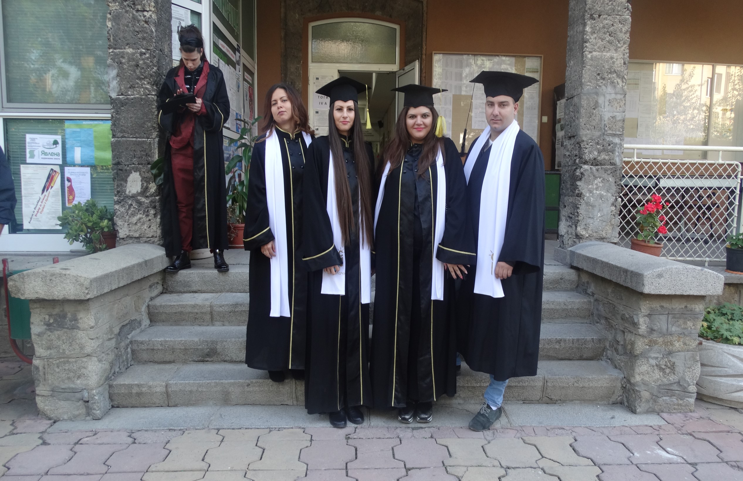 Дипломиране на студенти от ВУАРР